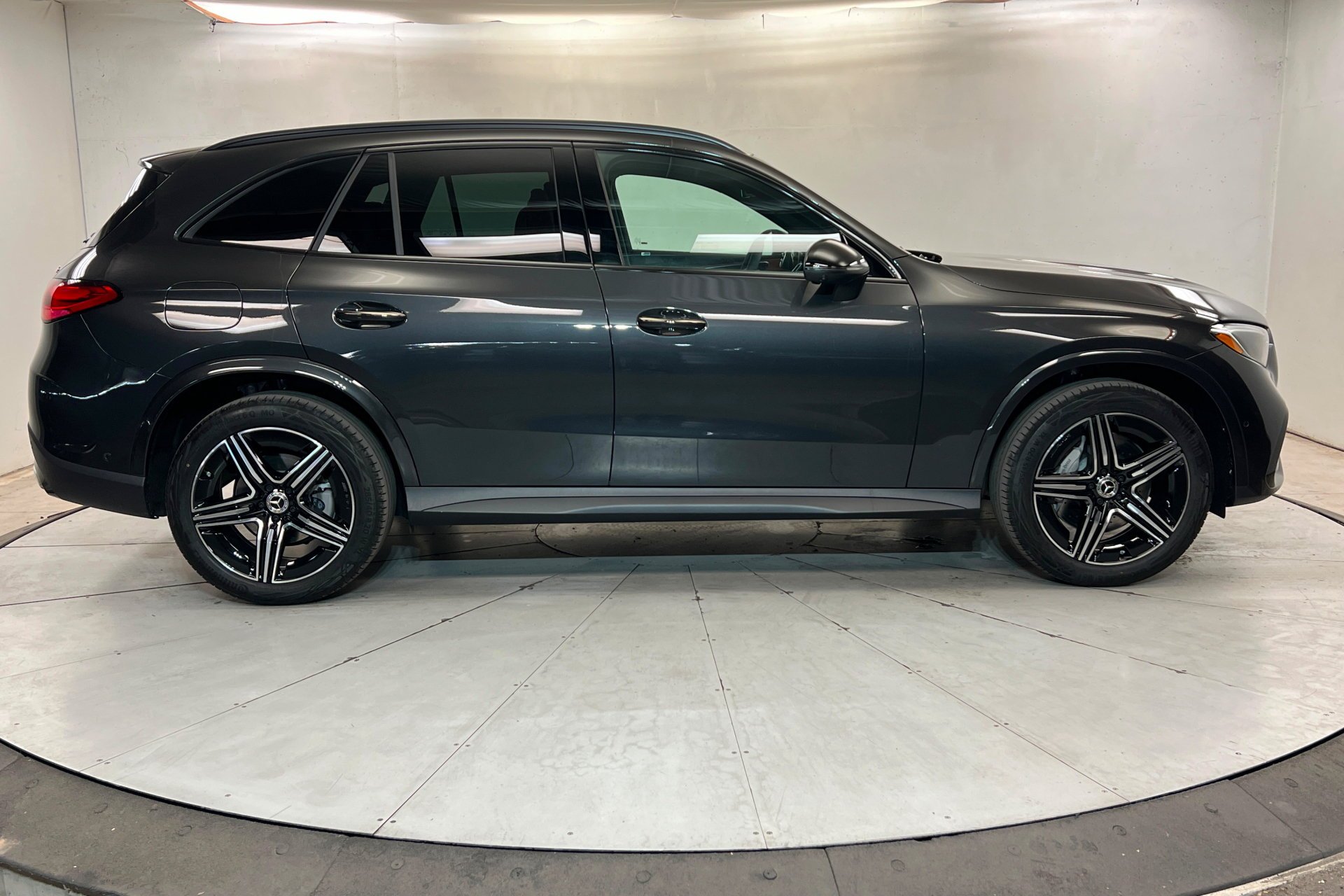 New 2027 Graphite Grey Metallic Mercedes-Benz GLC 300 image 7