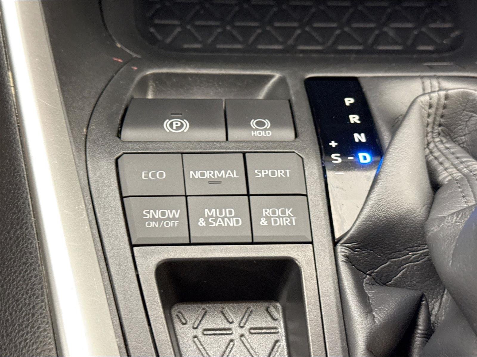 Used 2025 Midnight Black Metallic Toyota XLE Premium image 27