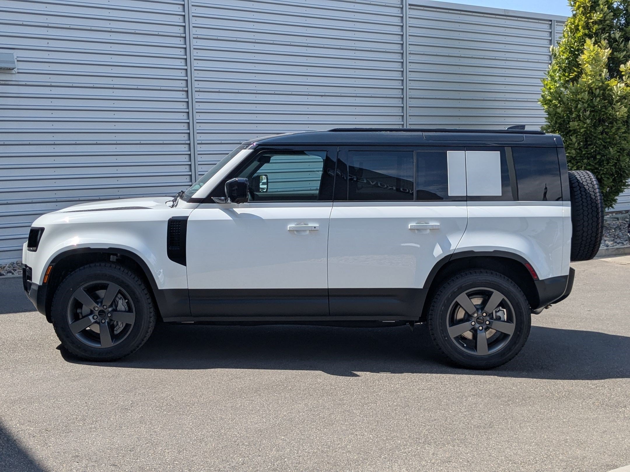 New 2026 Fuji White Land Rover P300 S image 9
