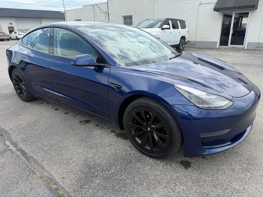 Used 2022  Tesla Base image 25