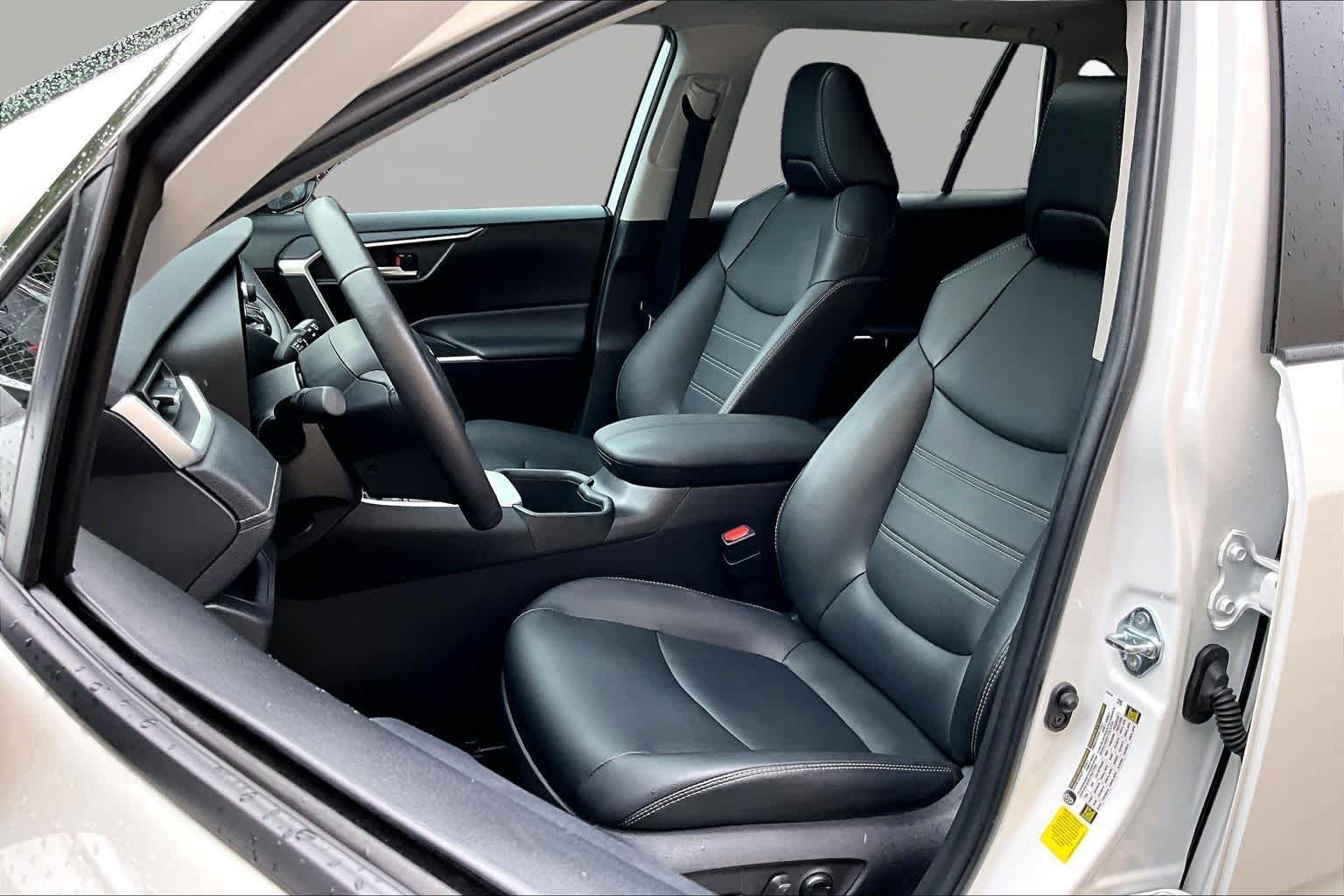 Used 2025 Wind Chill Pearl Toyota XLE Premium image 7