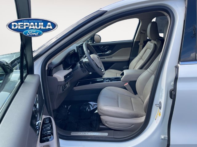 Used 2023 White Lincoln Standard image 11