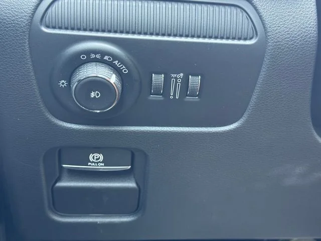 Certified Used 2025  Jeep Series II image 26