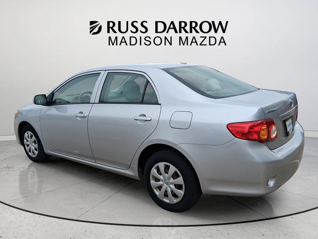 Used 2009 Silver Toyota LE image 3