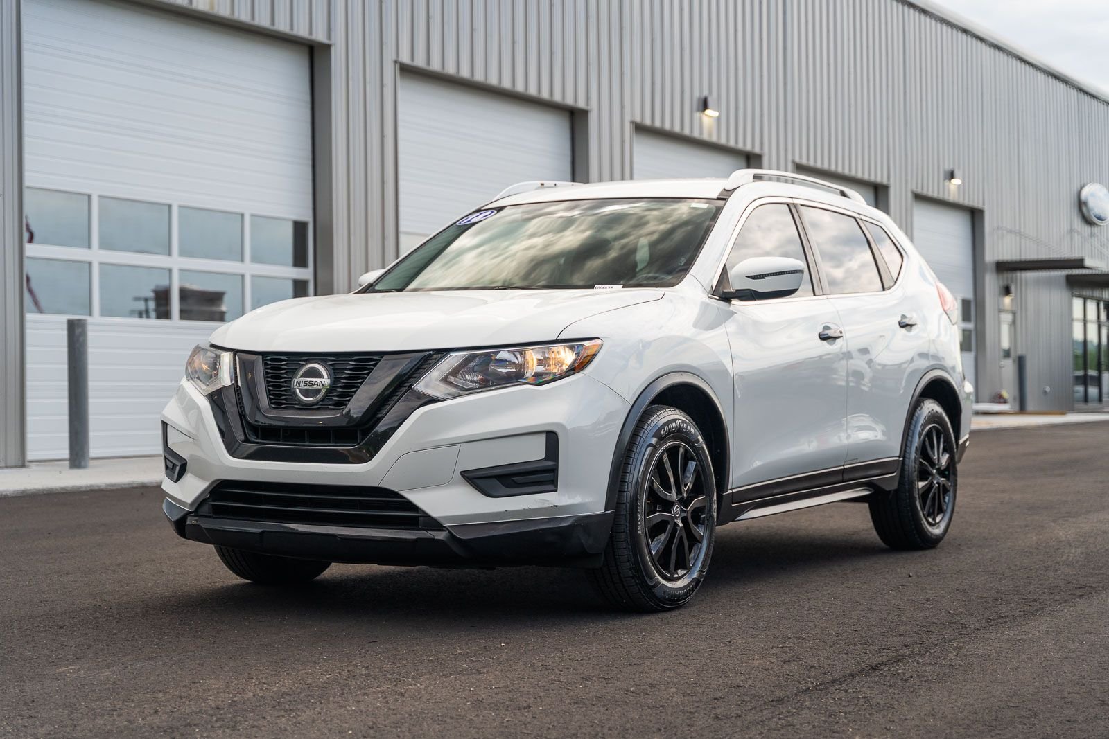 Used 2018 Glacier White Nissan SV image 3