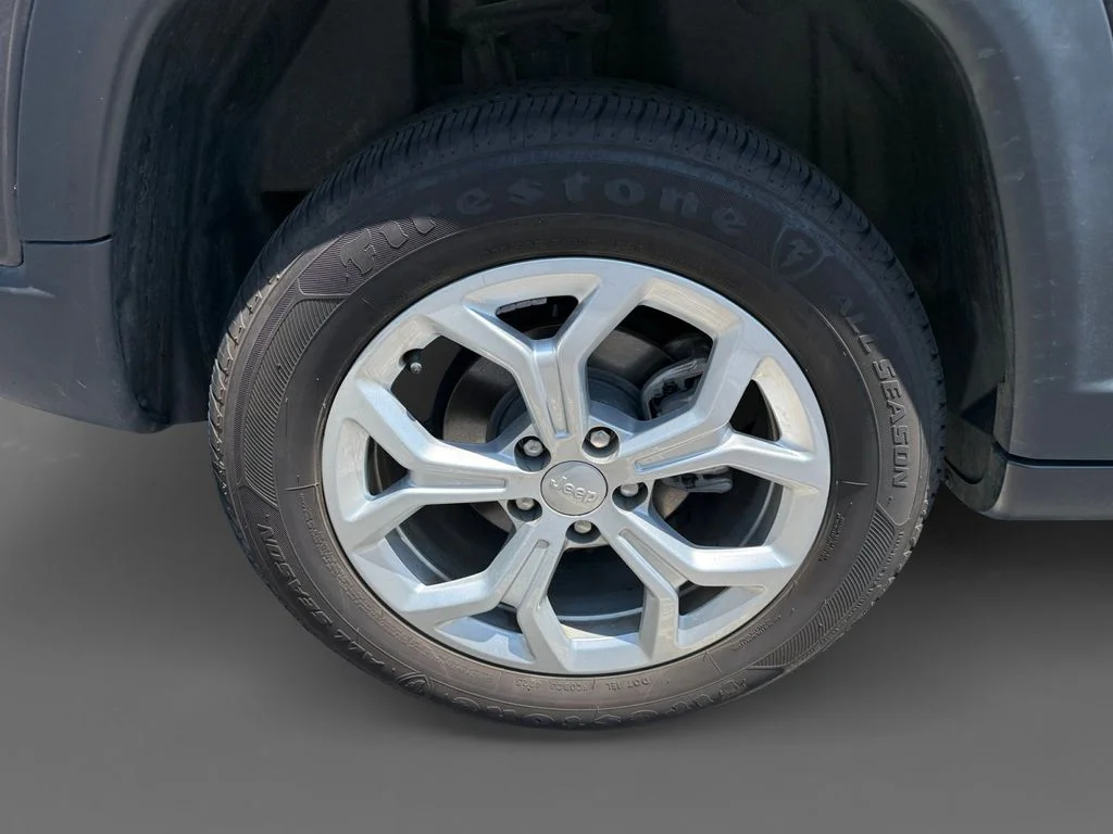 Used 2024 Gray Jeep Latitude image 10