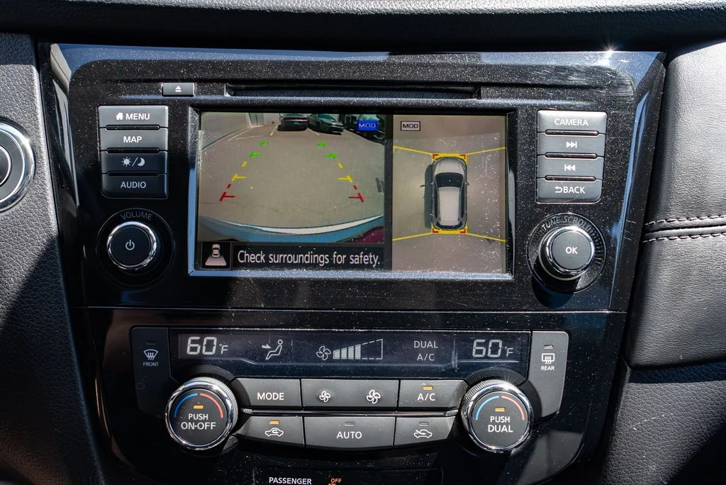 Used 2018 Silver Nissan SL image 17