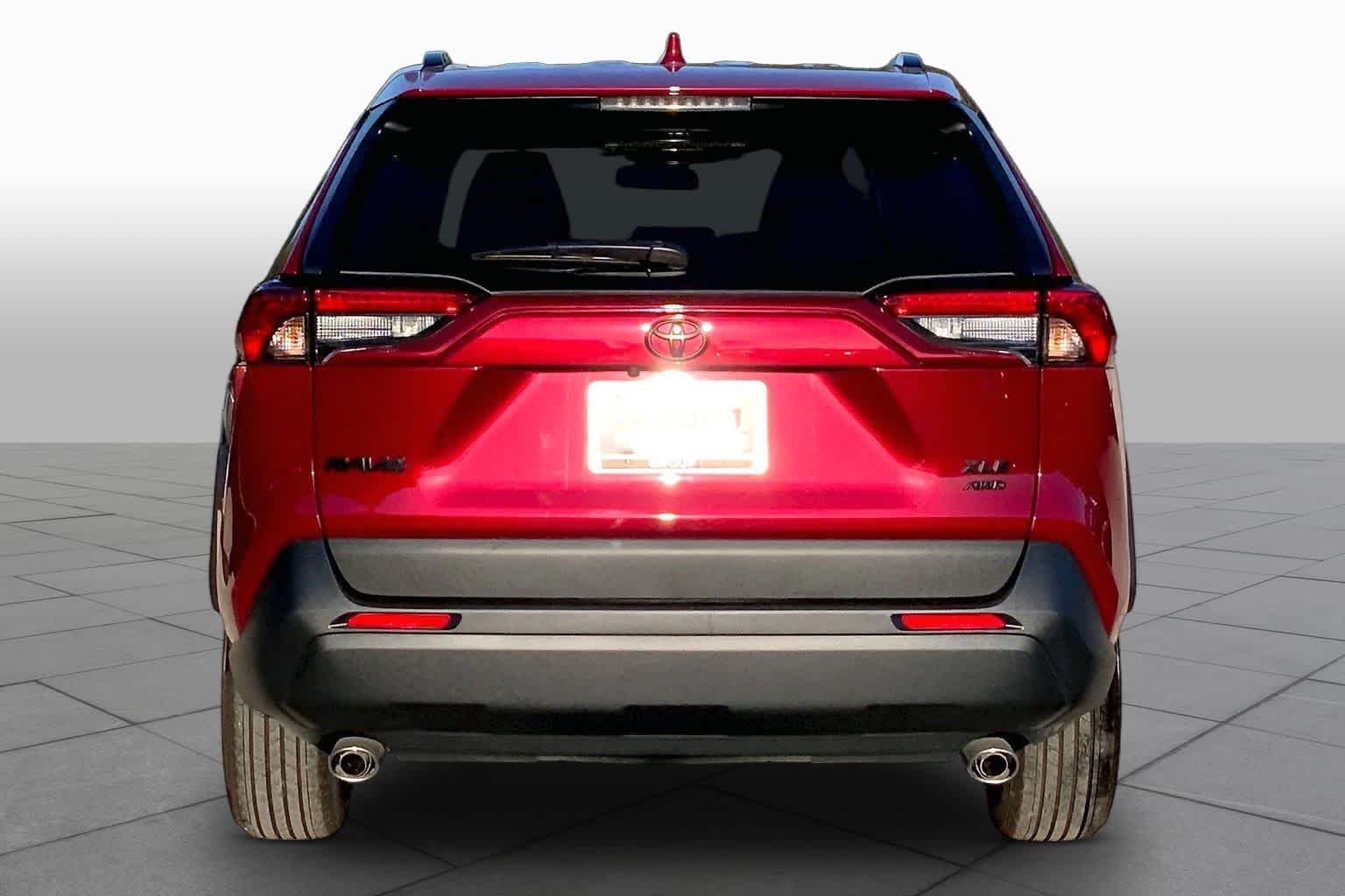 Used 2025 Ruby Flare Pearl Toyota XLE image 5