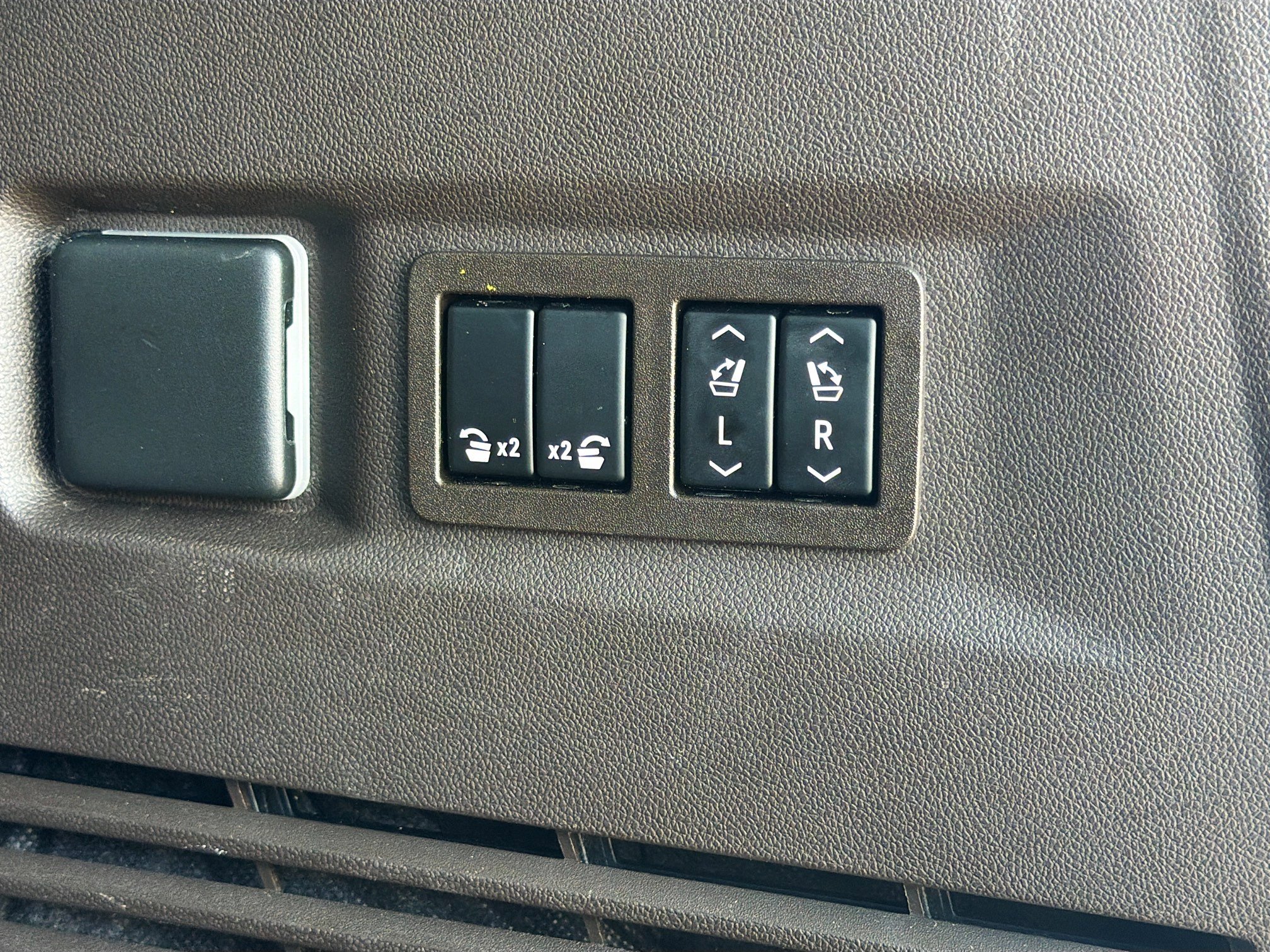 Used 2022 White Frost Tricoat GMC Denali image 13