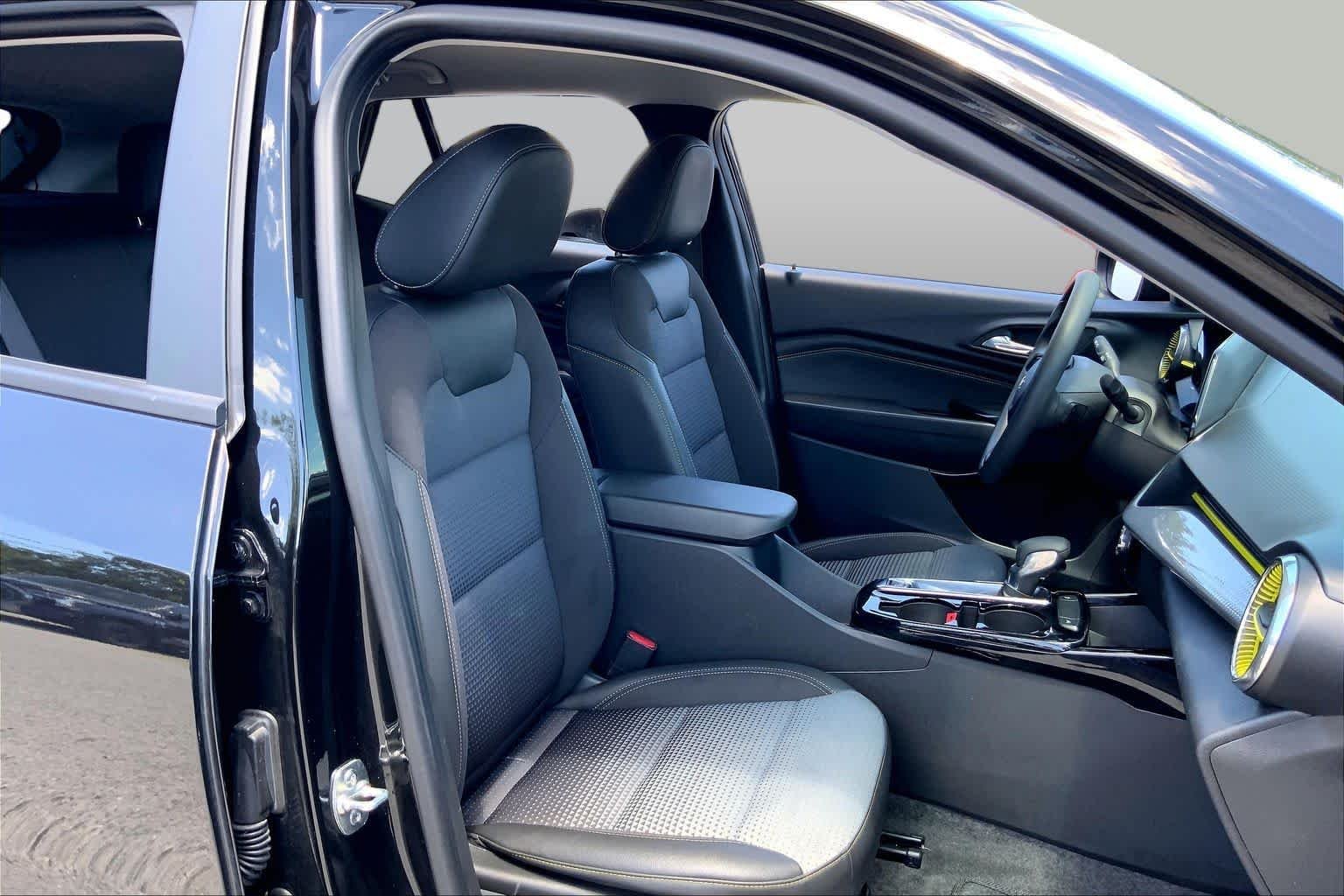 Used 2025 Mosaic Black Metallic Chevrolet LT image 9