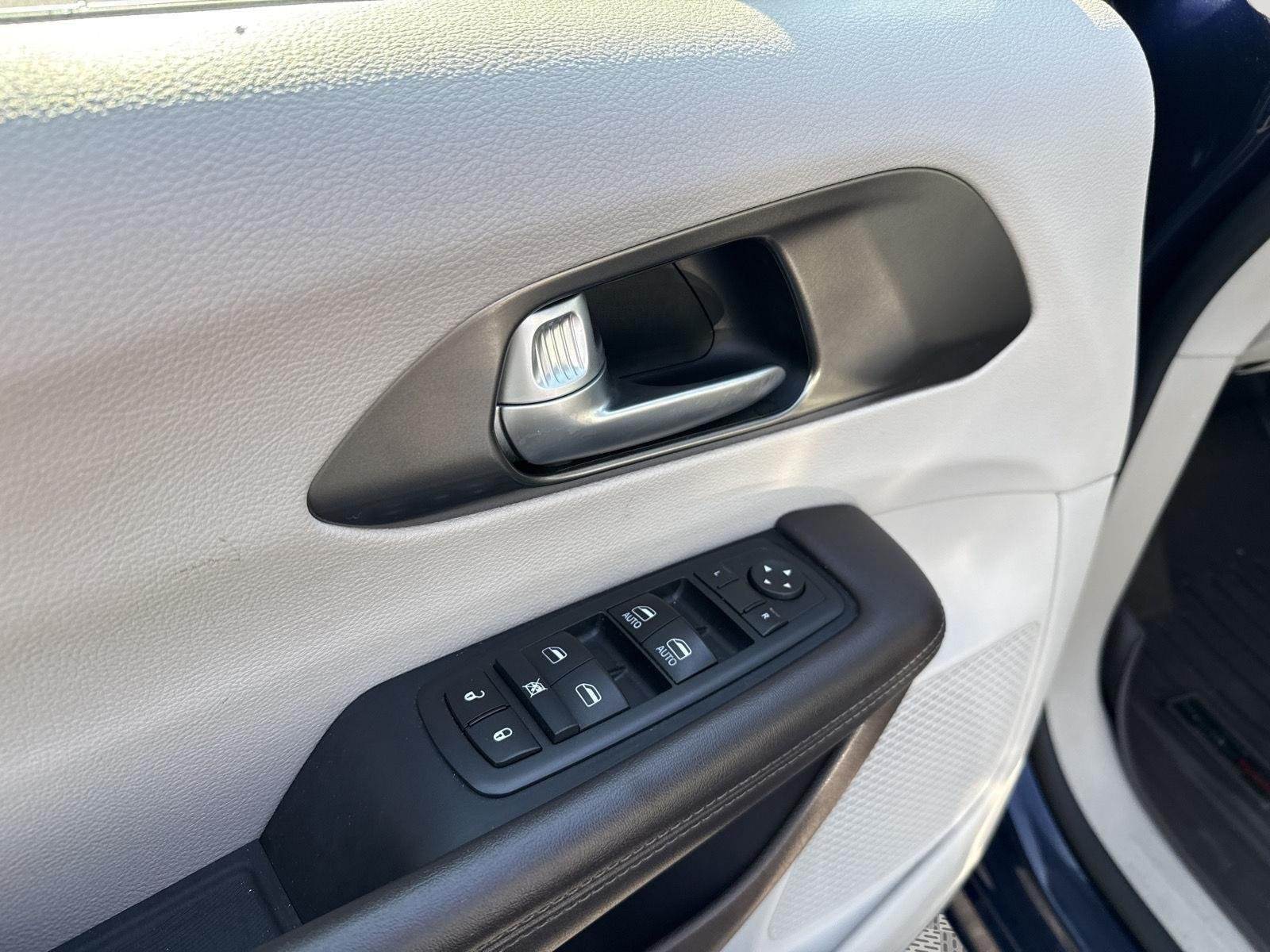 Used 2017 Jazz Blue Pearlcoat Chrysler Touring image 20