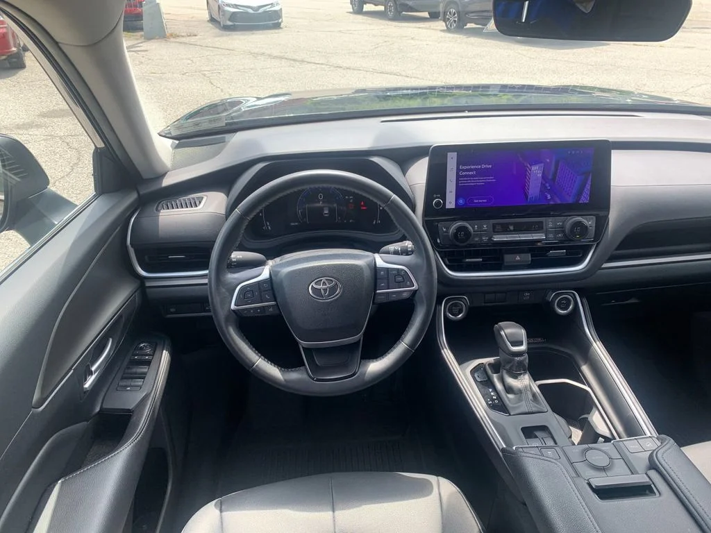 Used 2024  Toyota XLE image 17