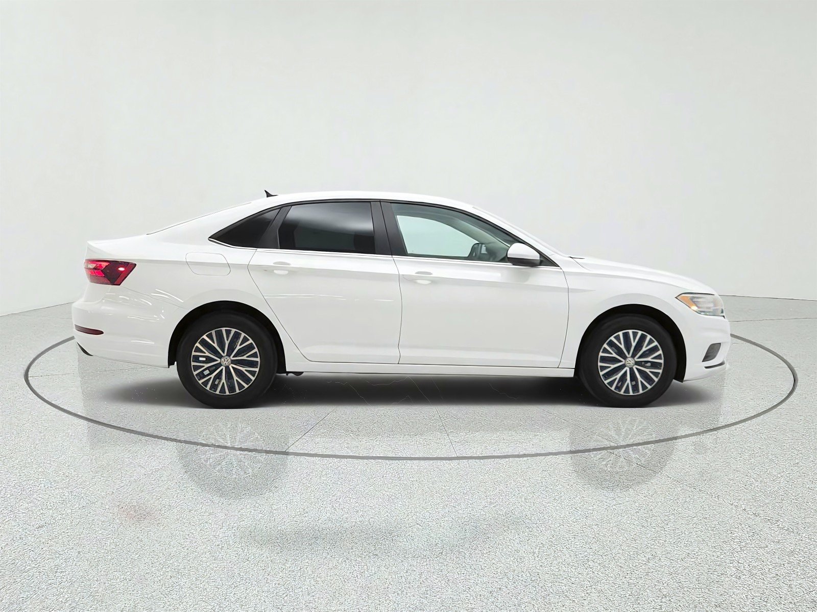 Used 2021 Pure White Volkswagen R-Line Auto image 4