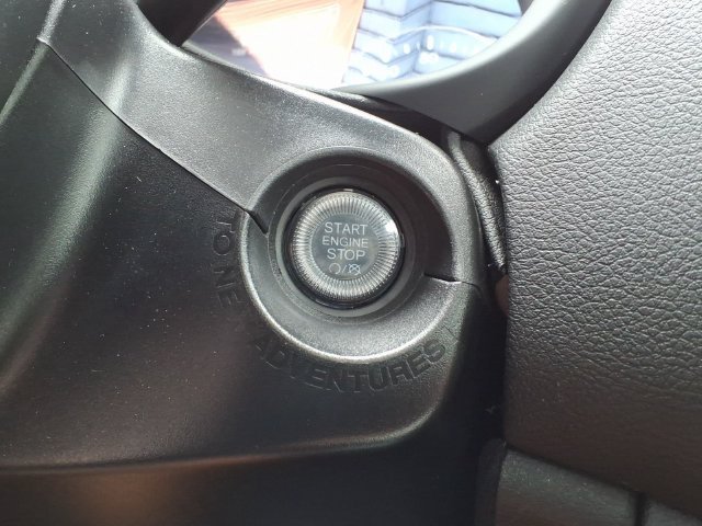 Used 2023 White Jeep Latitude image 23