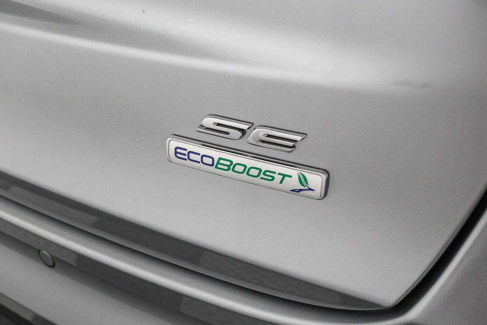 Used 2020 Iconic Silver Ford SE image 11