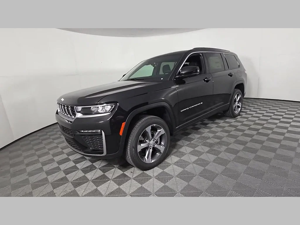 New 2026 Diamond Black Crystal Pearl-Coat Exterior Paint Jeep Limited image 37
