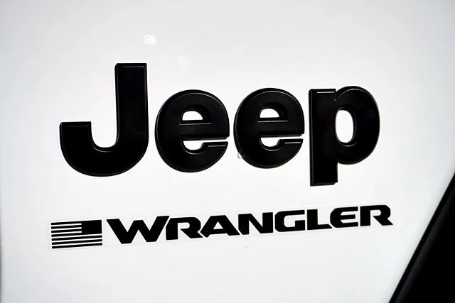New 2026 Bright White Clear-Coat Exterior Paint Jeep Sport S image 12