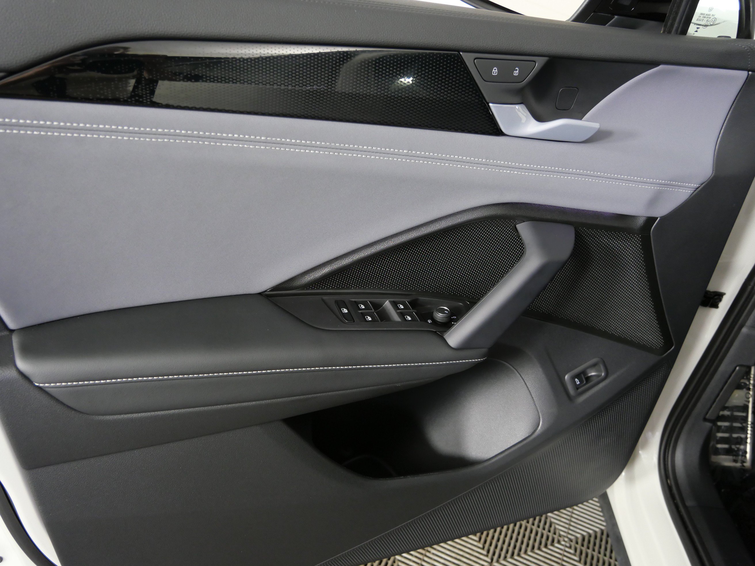 Used 2025 Sandstone Volkswagen SE R-Line Black image 23