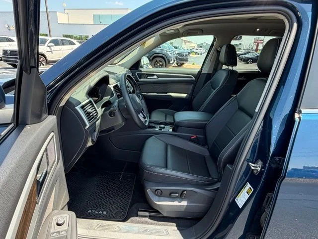 Used 2023  Volkswagen 3.6L V6 SE w/Technology image 13
