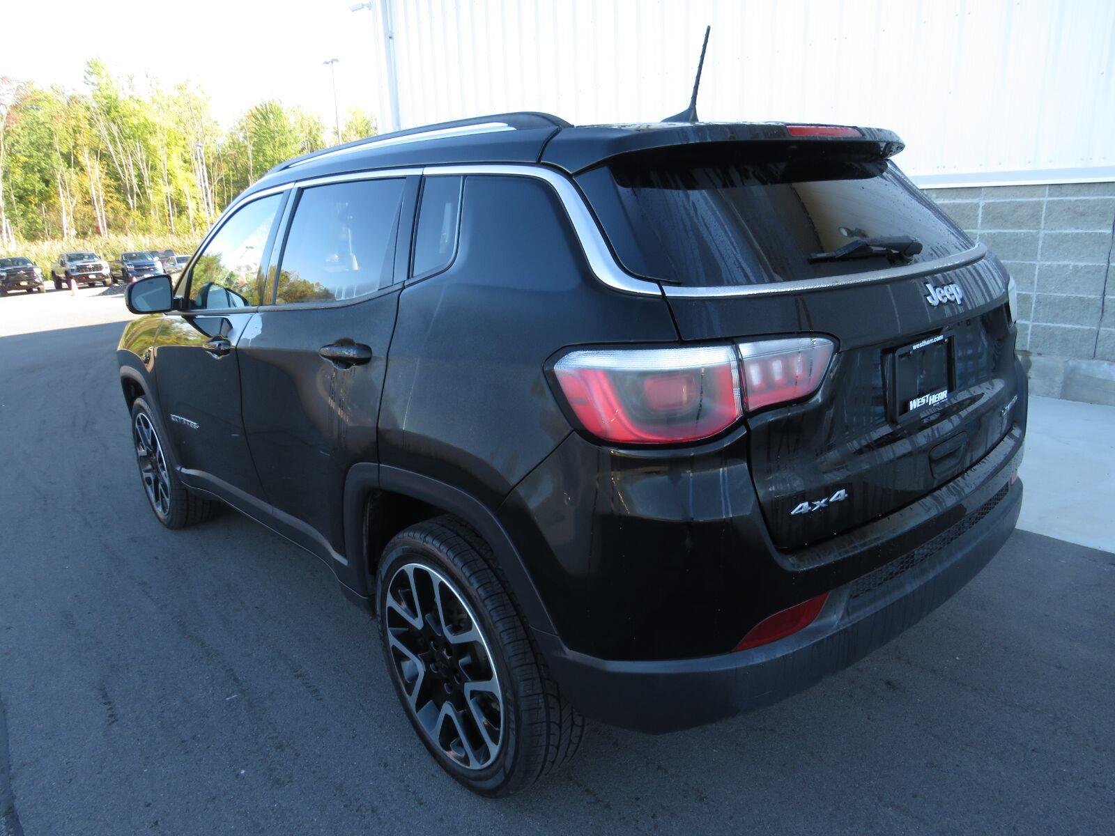 Used 2019 Diamond Black Crystal Pearlcoat Jeep Limited image 16
