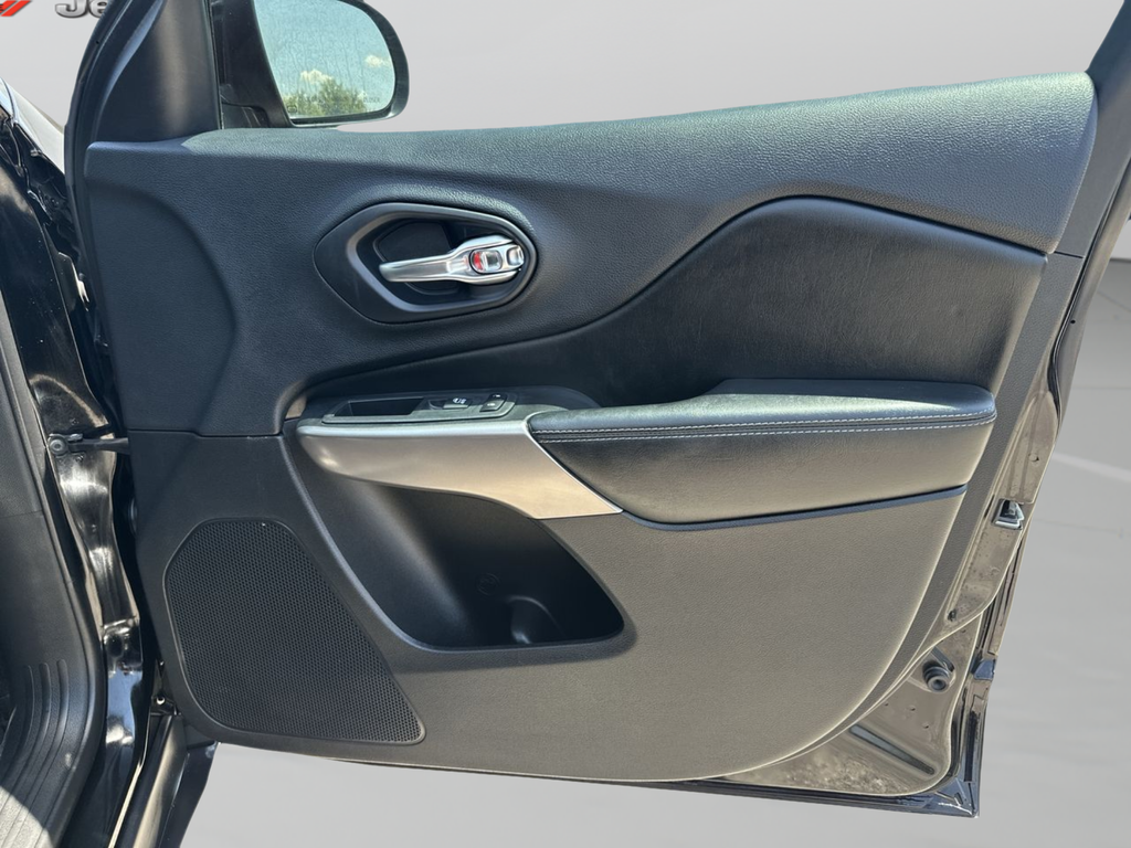 Used 2019 Black Jeep Latitude Plus image 37