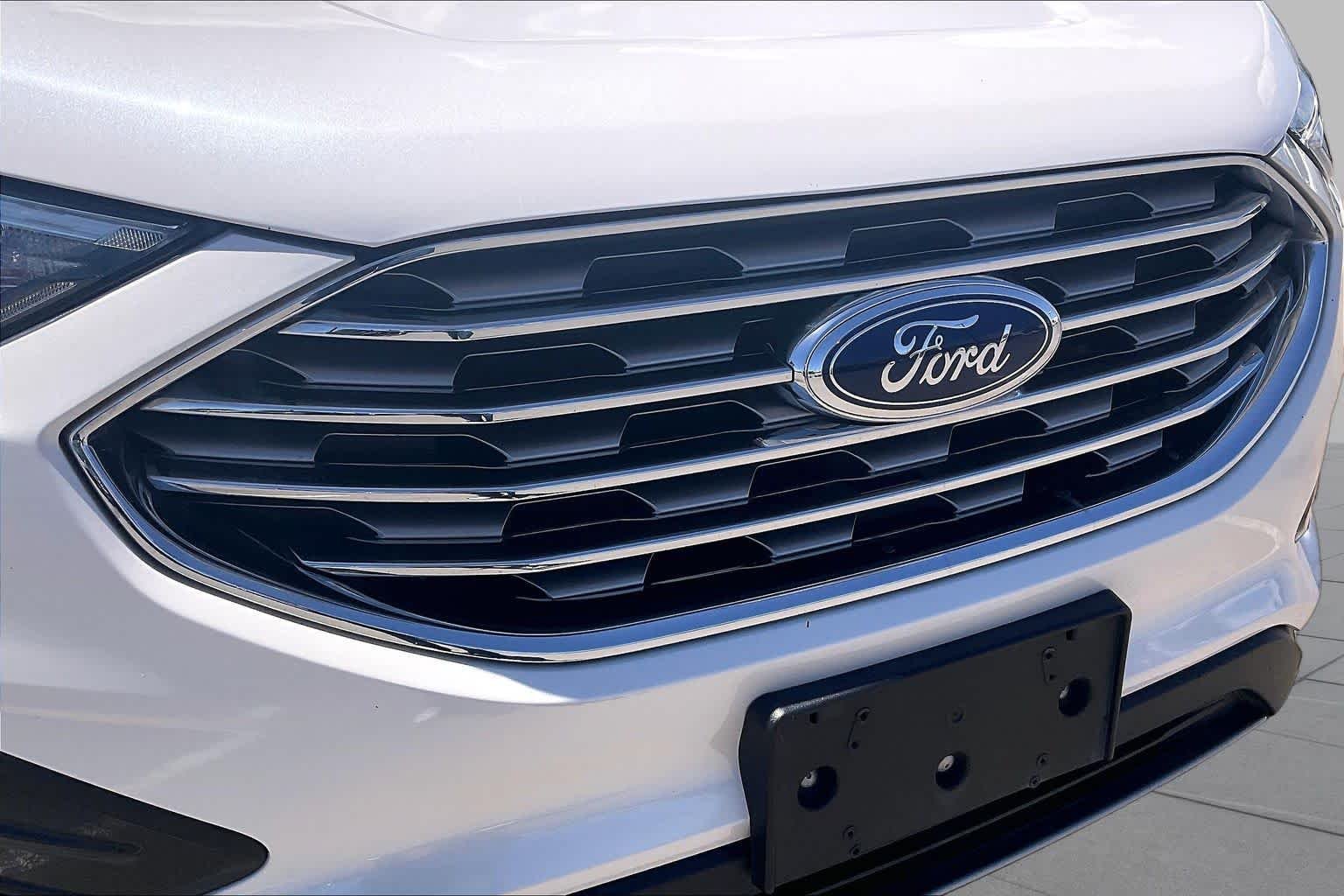 Used 2019 White Platinum Metallic Tri-Coat Ford SEL image 29