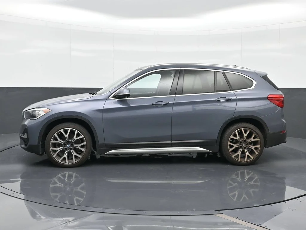 Used 2021  BMW sDrive28i image 3