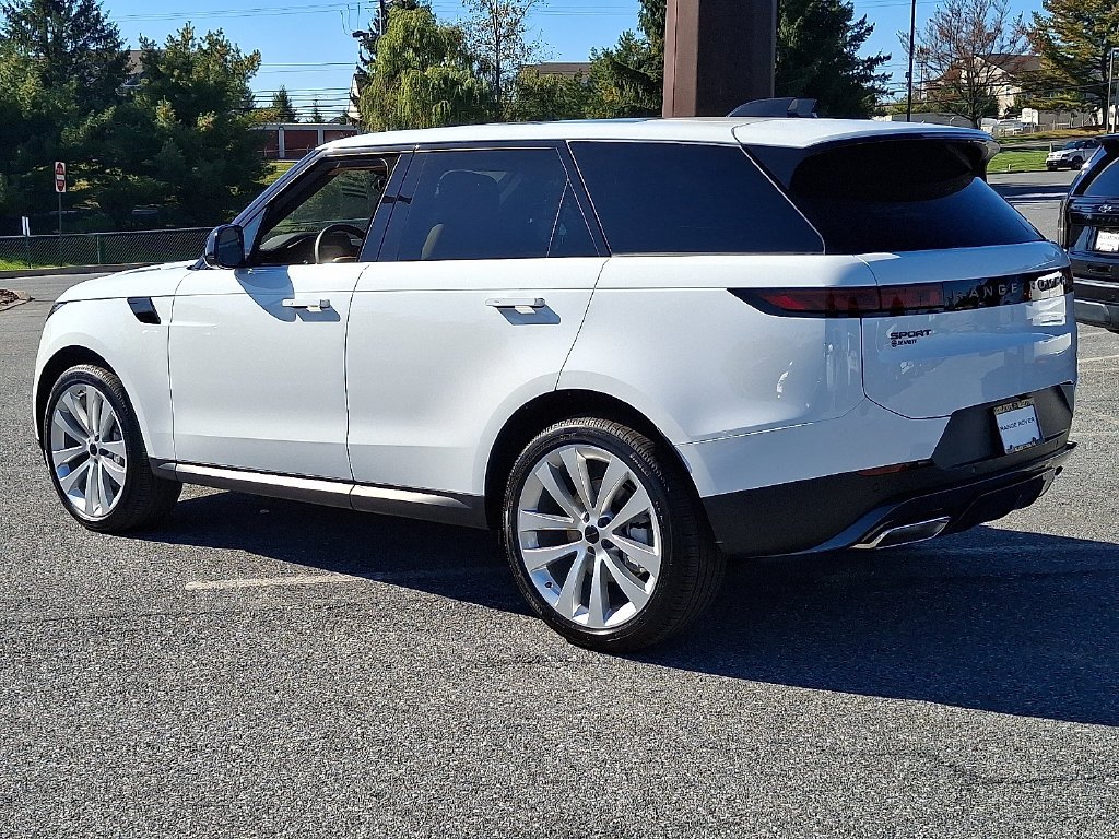 New 2027 Fuji White Land Rover SE image 4