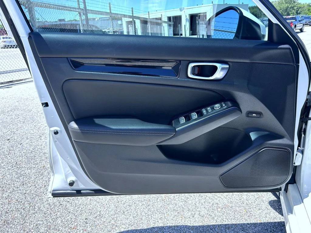 Used 2023 White Honda Touring image 9
