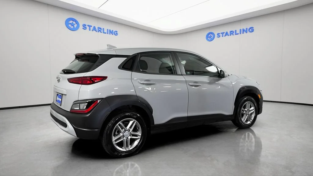 Used 2022 Silver Hyundai SE image 9