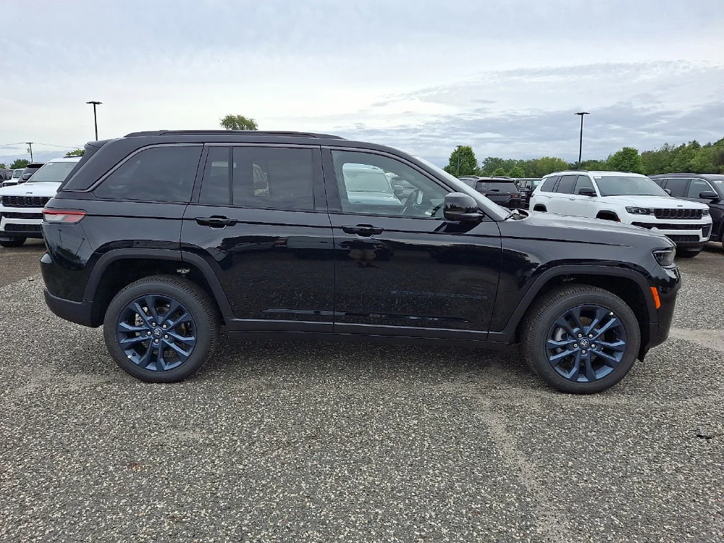 New 2026 Diamond Black Crystal Pearl-Coat Exterior Paint Jeep 85th Anniversary Edition image 9