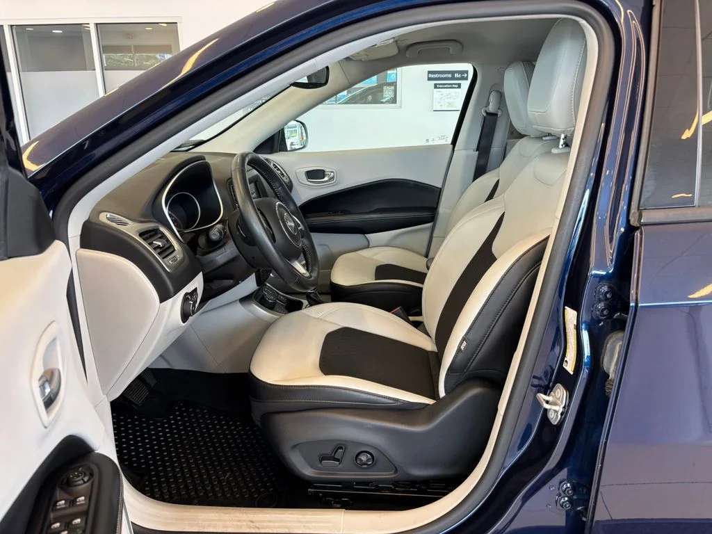 Used 2018 Blue Jeep Latitude image 15