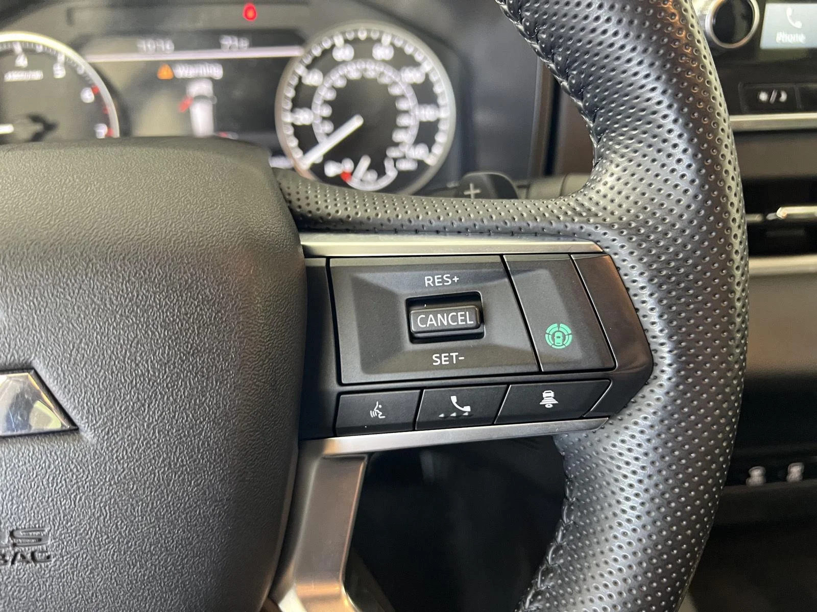 Used 2023 White Diamond Mitsubishi SE image 18
