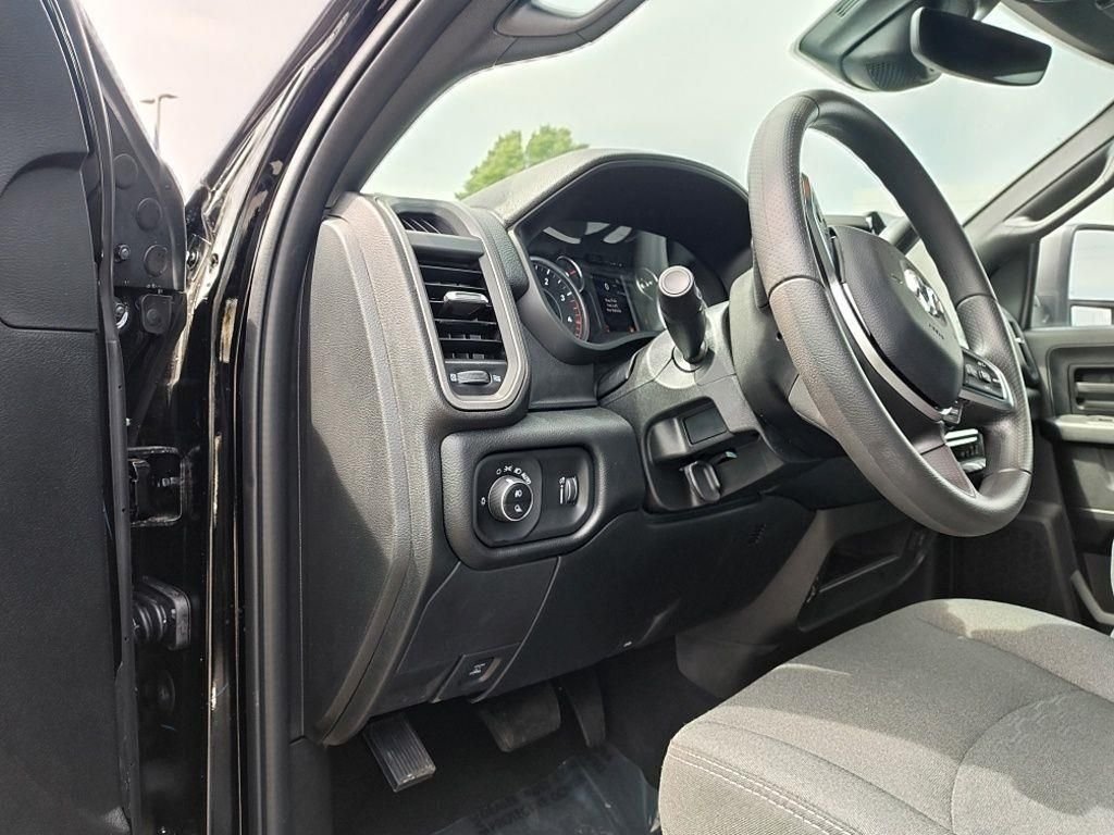 New 2026 Diamond Black Crystal Pearl-Coat Exterior Paint RAM Tradesman image 22