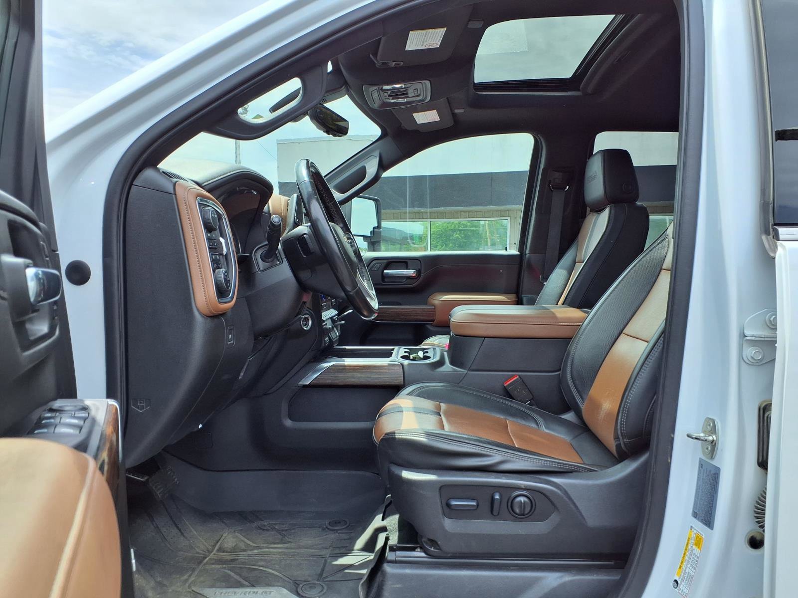 Used 2023 Iridescent Pearl Tricoat Chevrolet High Country image 27