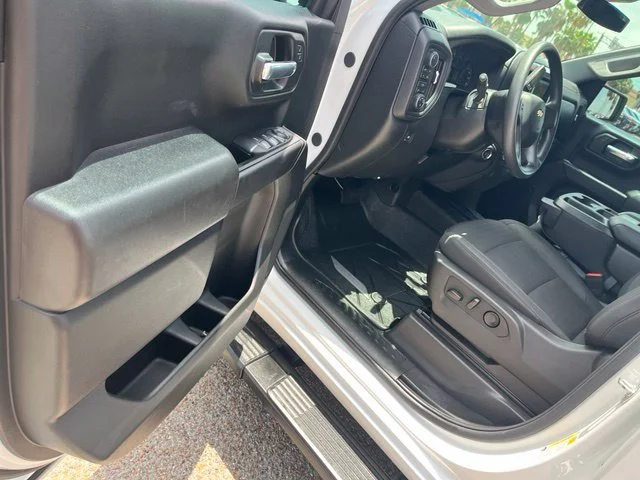 Used 2025 White Chevrolet Custom image 18