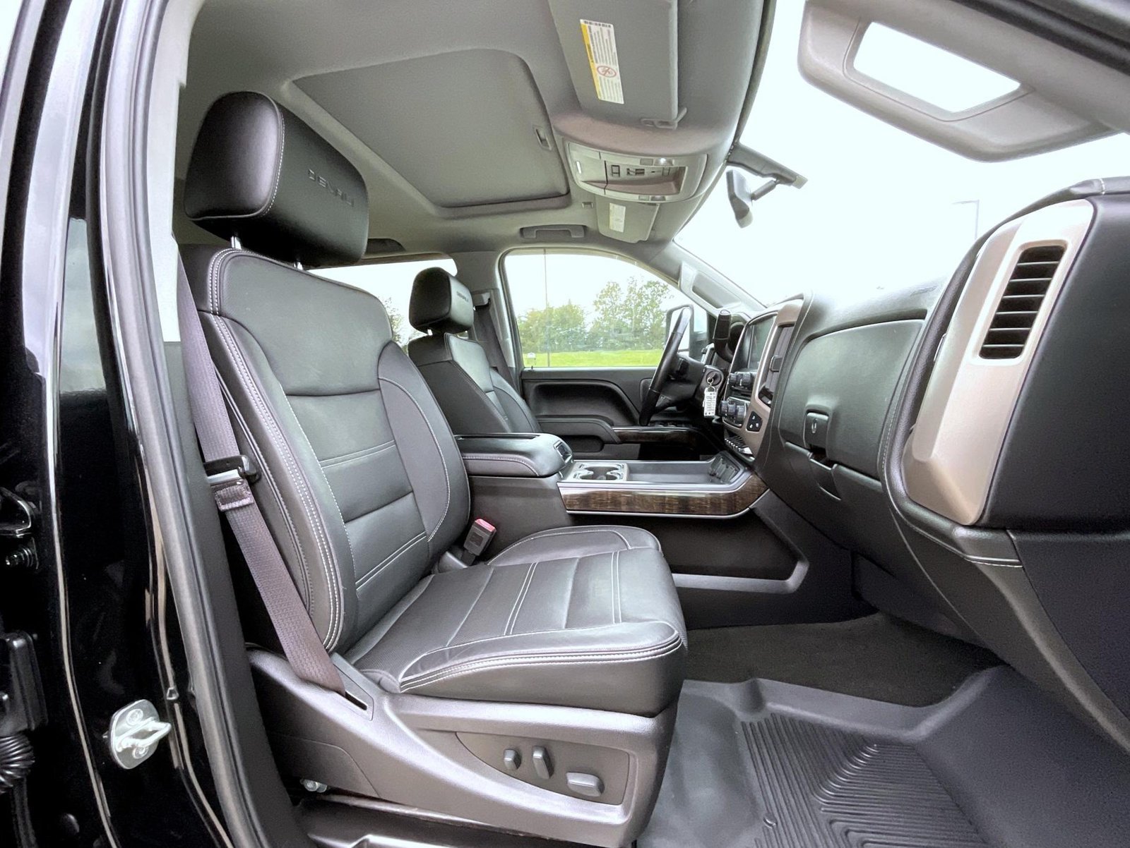 Used 2016 Black GMC Denali image 16
