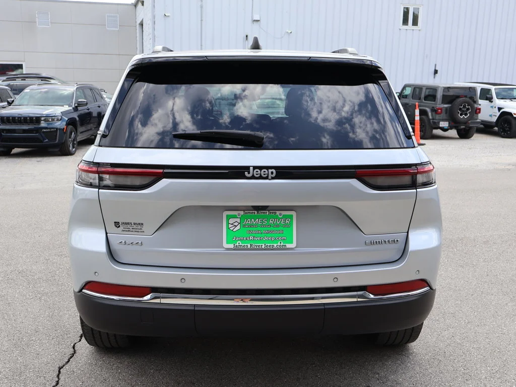Used 2024 Silver Jeep Limited image 4