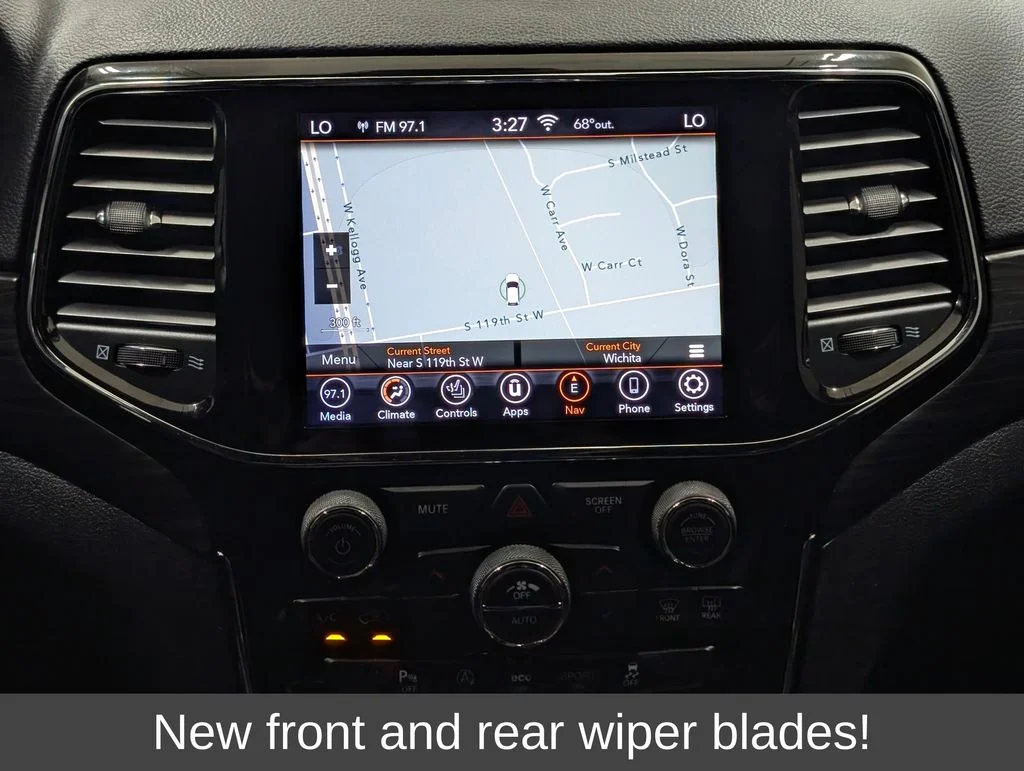 Used 2020 Diamond Black Crystal Pearlcoat Jeep Laredo image 4