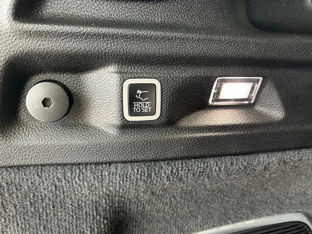 Used 2025 White Jeep Overland image 38