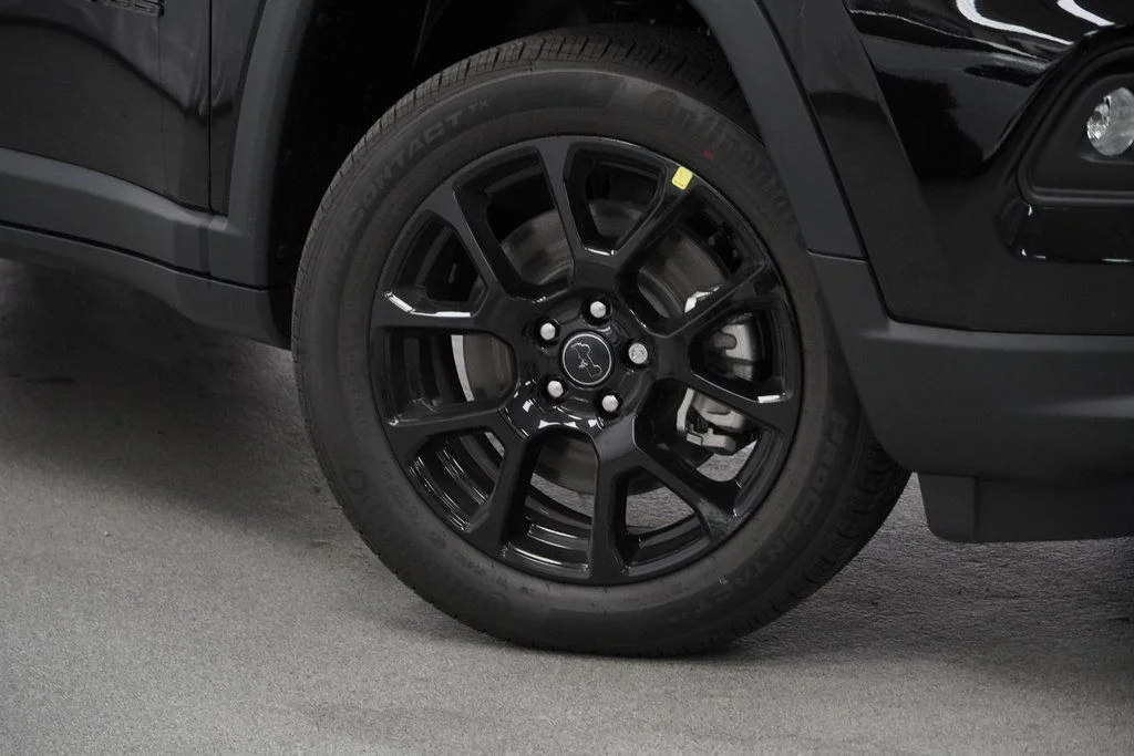 New 2026 Diamond Black Crystal Pearlcoat Jeep Latitude image 4