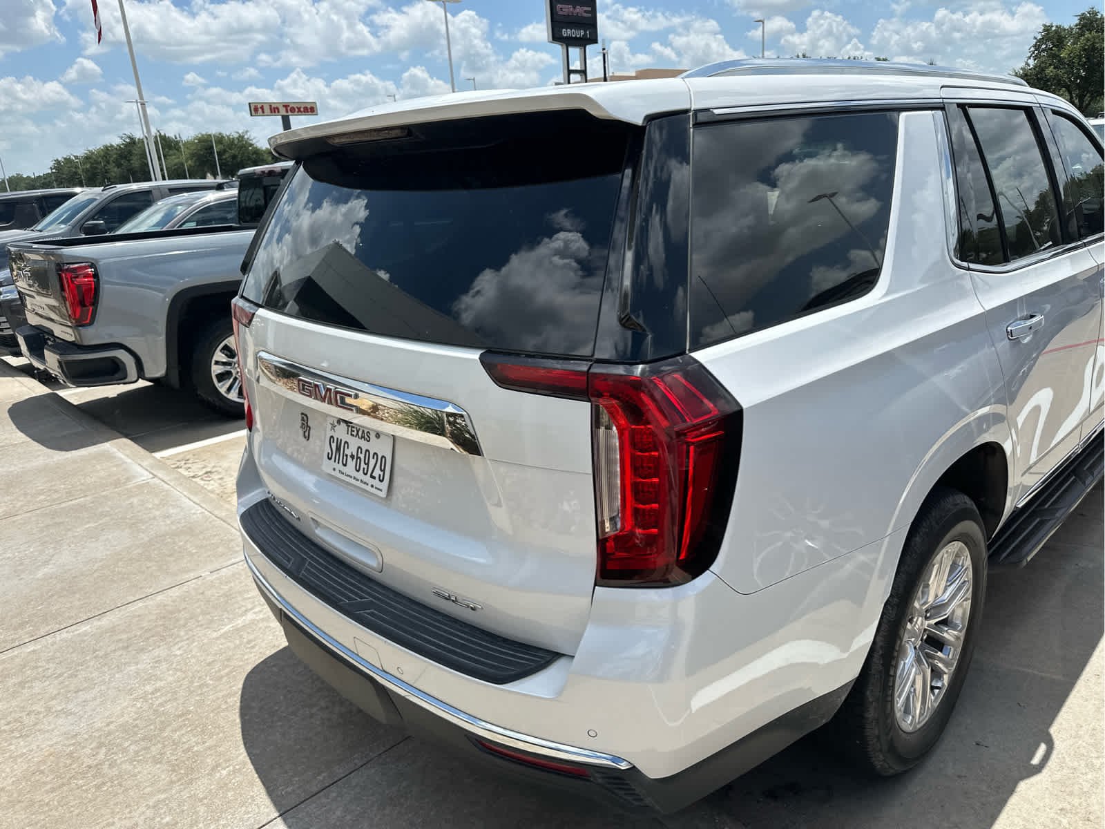 Used 2022 White Frost Tricoat GMC SLT image 11