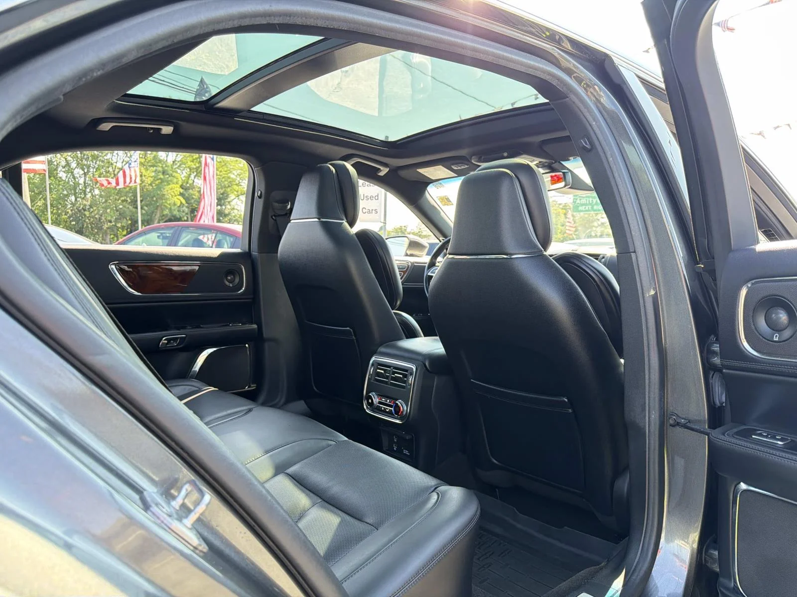 Used 2018 Gray Lincoln Reserve image 17