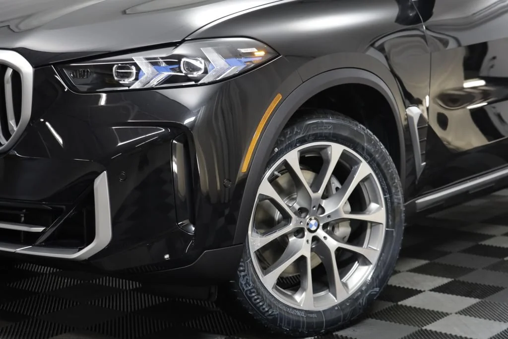 New 2026 BLACK SAPPHIRE BMW xDrive40i image 4