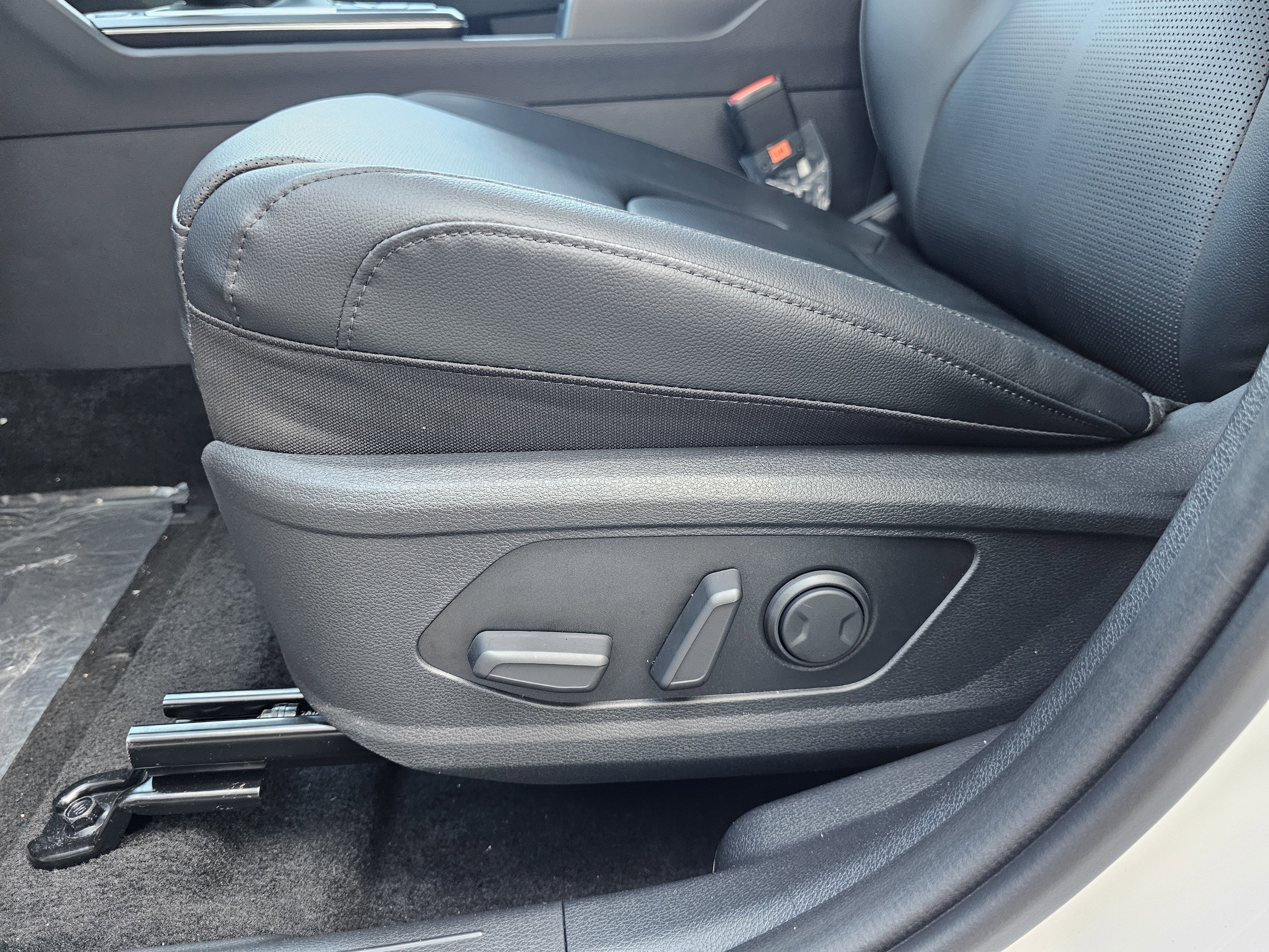 New 2026 Glacial White Pearl Kia EX image 10