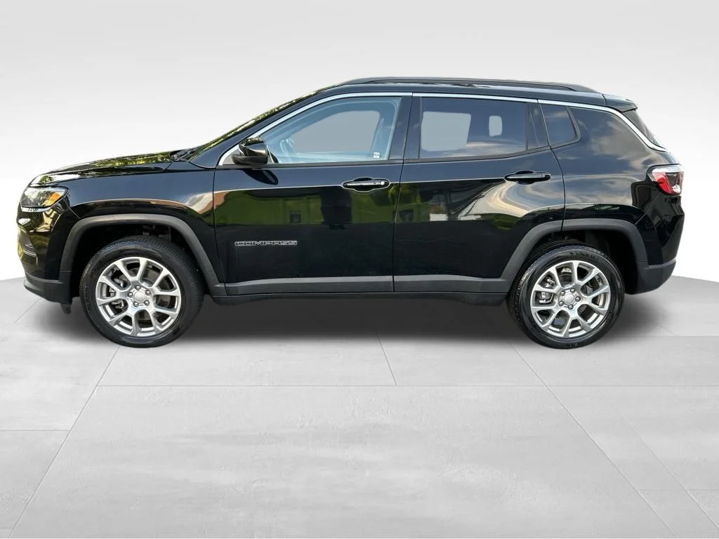 Used 2023 Black Jeep Latitude Lux image 2