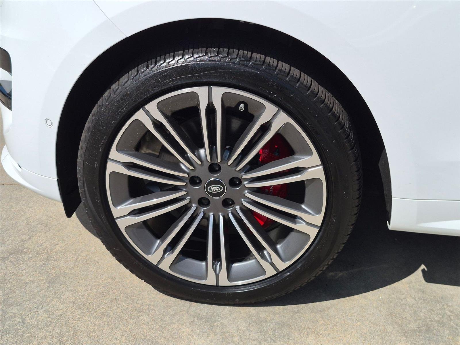 Used 2024 Fuji White Land Rover Dynamic SE image 10