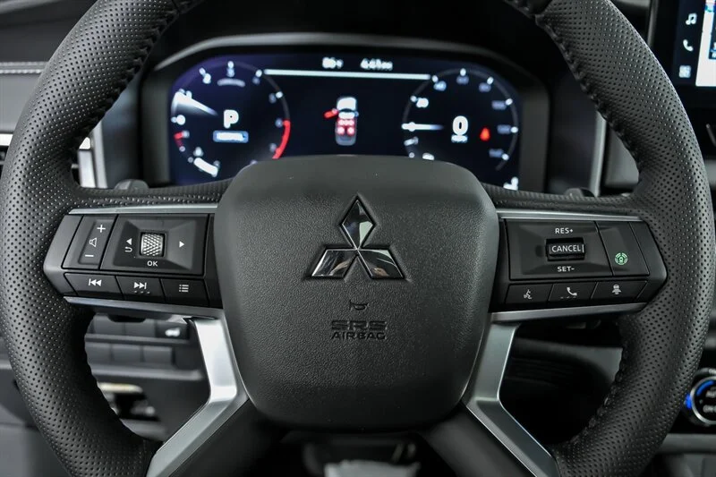 New 2026 White Diamond w/ Black Roof Mitsubishi Black Edition image 18