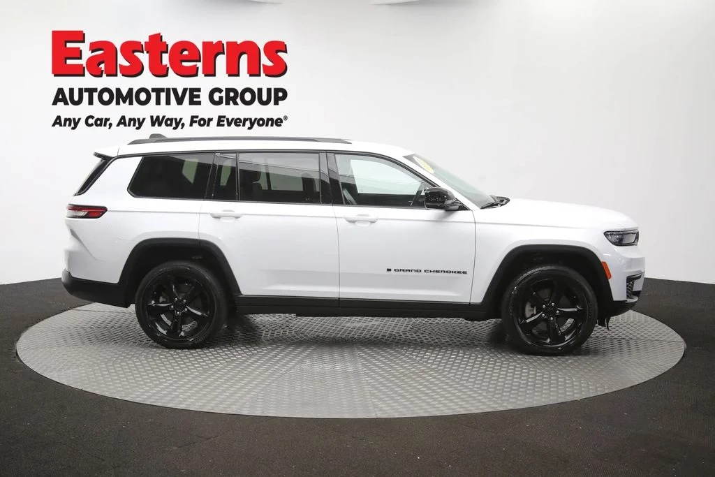 Used 2023 White Jeep Altitude image 47