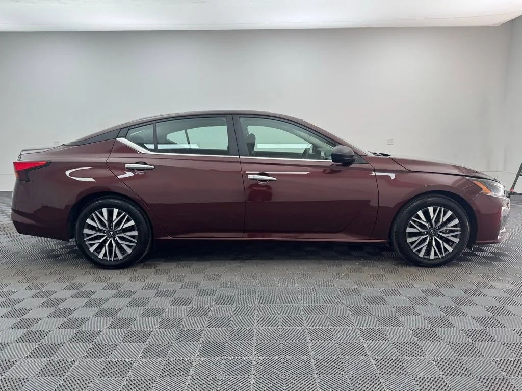 Used 2024 Red Nissan 2.5 SV image 5